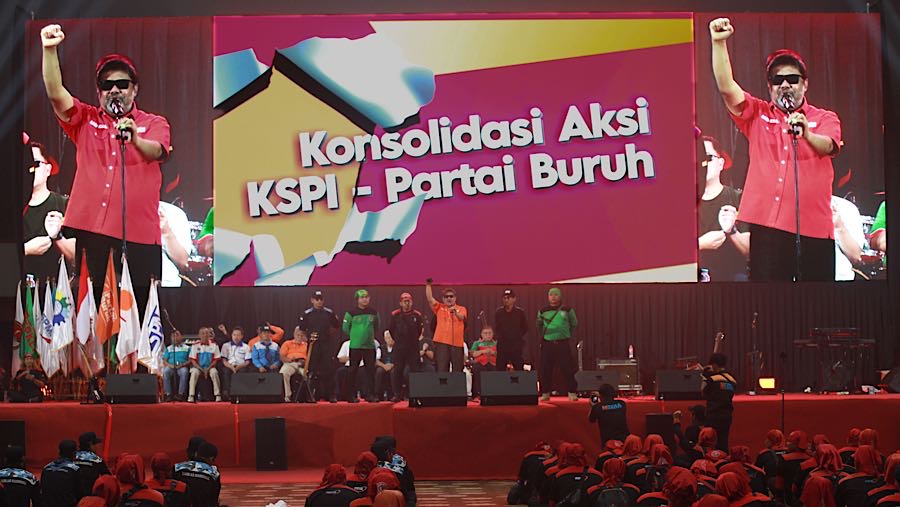 Beda dengan aksi buruh sebelumnya, kali ini buruh menggelar aksi di dalam ruangan. (Bloomberg Technoz/Andrean Kristianto)