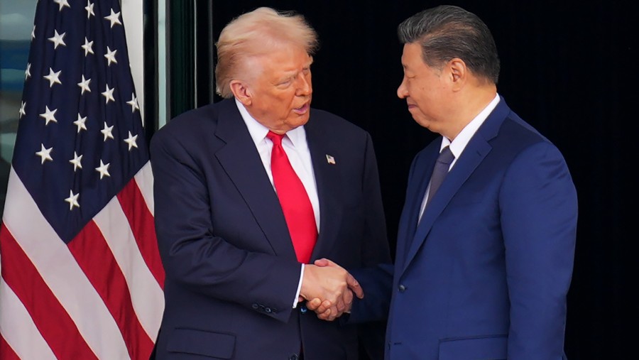 Donald Trump dan Xi Jinping berjabat tangan saat meninggalkan Busan setelah pertemuan mereka. (Fotografer: Andrew Harnik/Getty Images via Bloomberg)