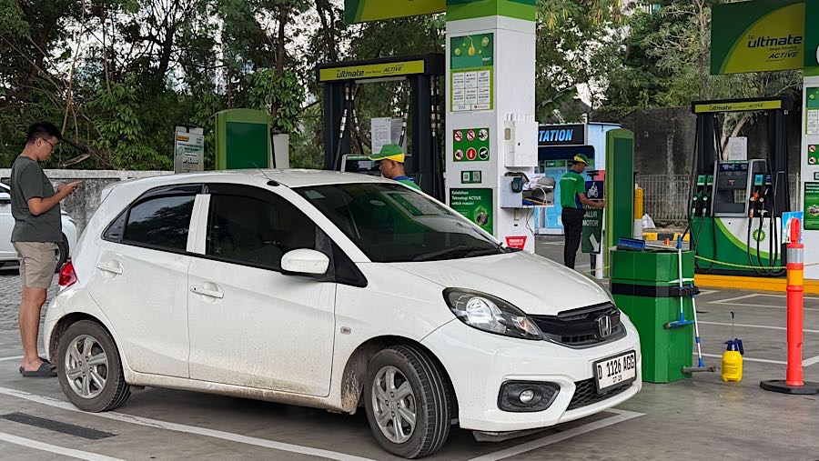 Pengendara mengisi BBM di SPBU BP-AKR, Simprug, Jakarta Selatan, Kamis (30/10/2025). (Bloomberg Technoz/Andrean Kristianto)