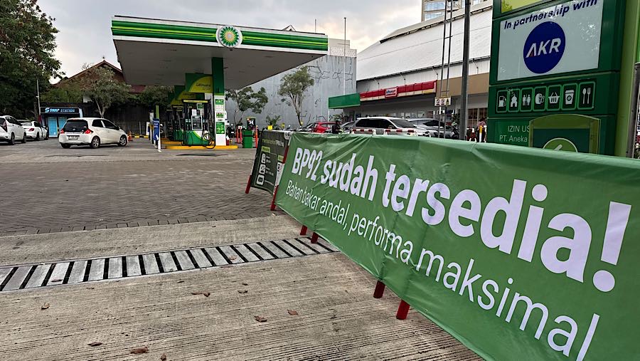 Spanduk ketersediaan BBM BP 92 terpampang di SPBU BP-AKR, Simprug, Jakarta Selatan, Kamis (30/10/2025). (Bloomberg Technoz/Andrean Kristianto)