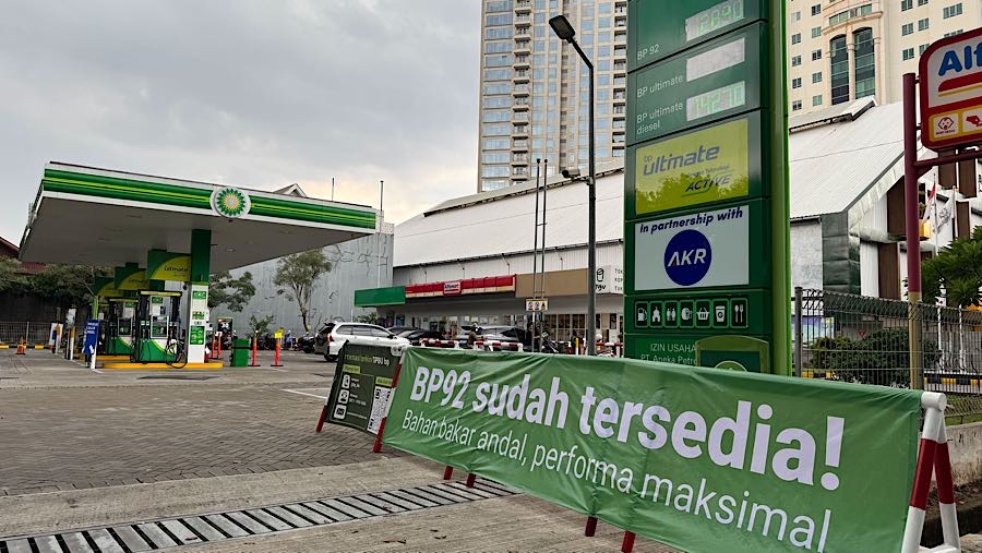 Spanduk ketersediaan BBM BP 92 terpampang di SPBU BP-AKR, Simprug, Jakarta Selatan, Kamis (30/10/2025). (Bloomberg Technoz/Andrean Kristianto)