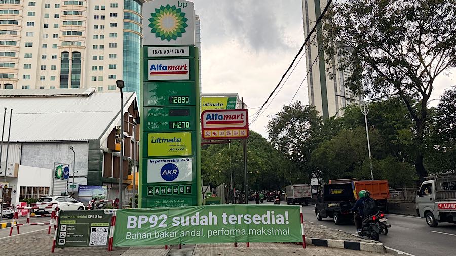 Spanduk ketersediaan BBM BP 92 terpampang di SPBU BP-AKR, Simprug, Jakarta Selatan, Kamis (30/10/2025). (Bloomberg Technoz/Andrean Kristianto)
