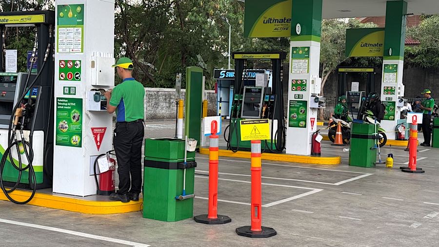 Kementerian ESDM pun tidak memberikan tambahan kuota impor, melainkan mengarahkan badan usaha swasta untuk memasok BBM dari Pertamina.