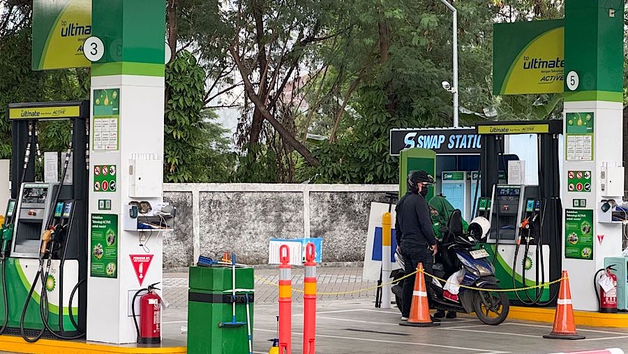 Pengendara mengisi BBM di SPBU BP-AKR, Simprug, Jakarta Selatan, Kamis (30/10/2025). (Bloomberg Technoz/Andrean Kristianto)