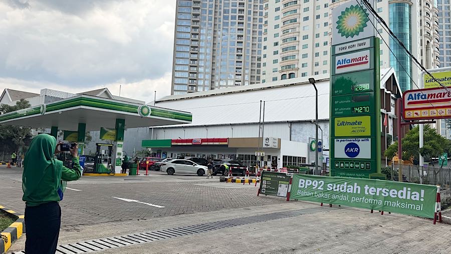 Spanduk ketersediaan BBM BP 92 terpampang di SPBU BP-AKR, Simprug, Jakarta Selatan, Kamis (30/10/2025). (Bloomberg Technoz/Andrean Kristianto)
