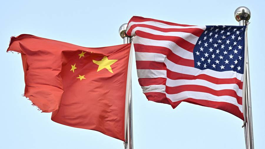 Bendera China dan bendera AS. (Bloomberg)