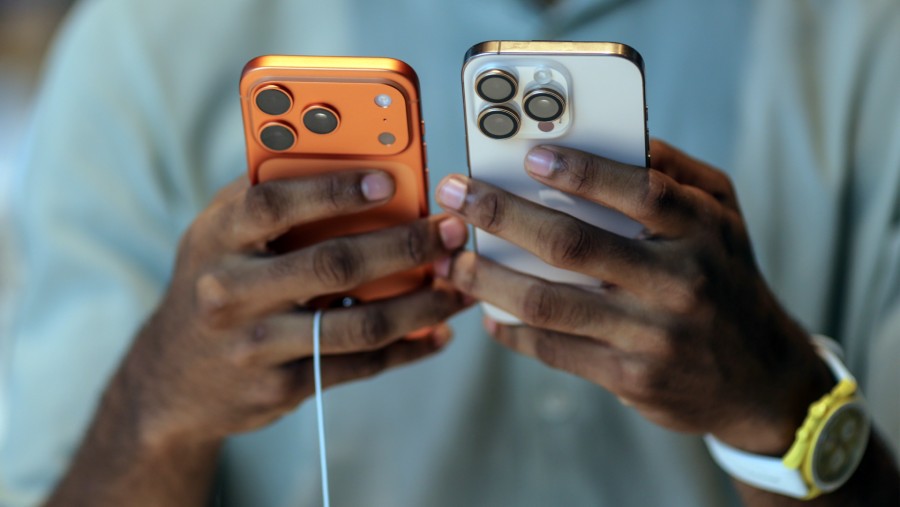 Konsumen membandingkan seri iPhone 17 Pro dengan iPhone 16 Pro. (Bloomberg)