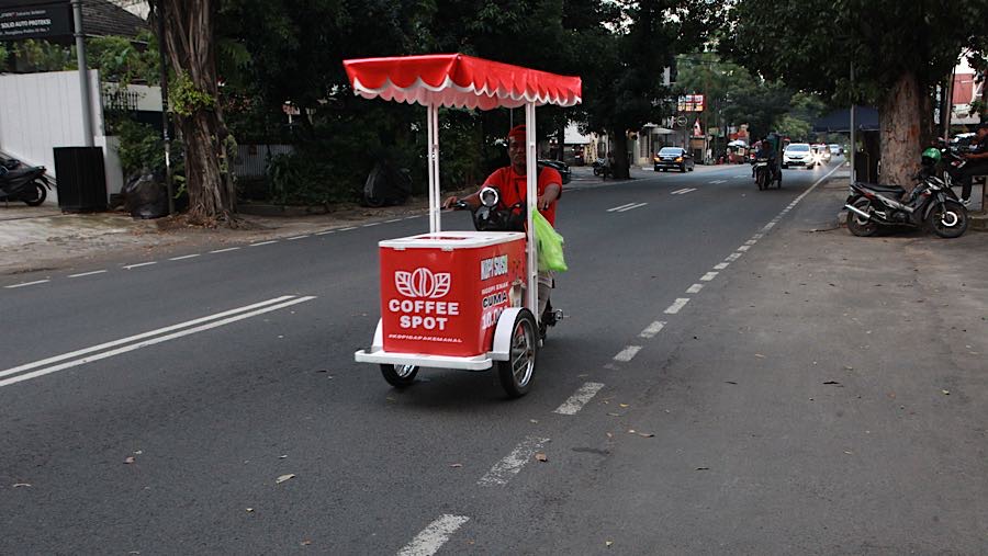Konsep gerobak keliling menjadi solusi penjualan dengan modal ringan dan biaya operasional rendah. (Bloomberg Technoz/Andrean Kristianto)