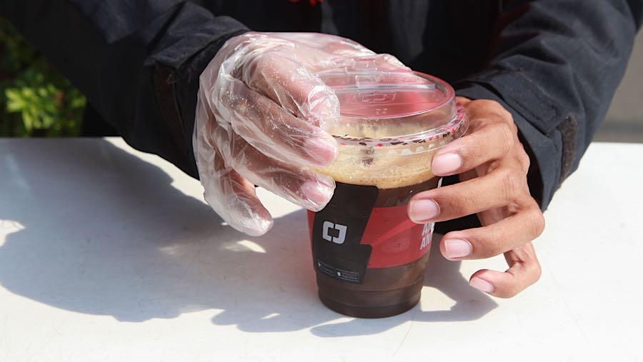 Harga yang terjangkau dan mudah ditemui menjadikan kopi gerobak keliling banyak dicari konsumen. (Bloomberg Technoz/Andrean Kristianto)