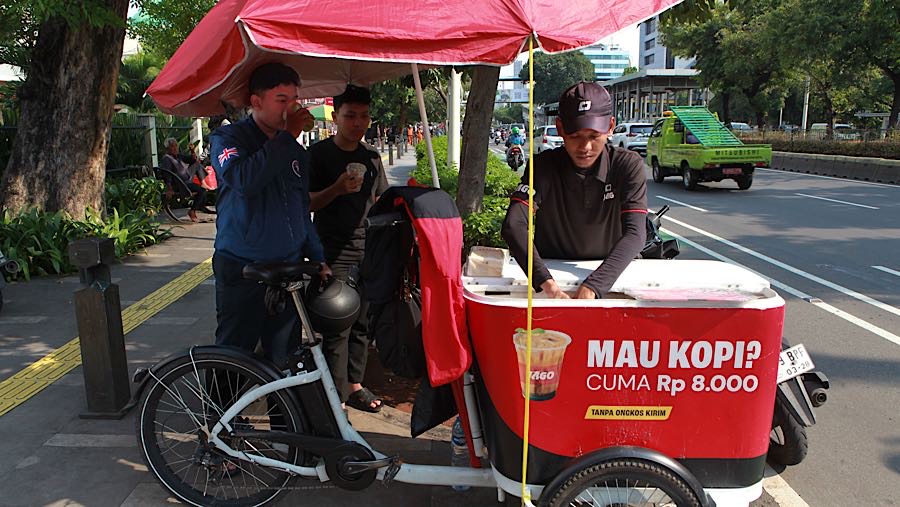 Selain kopi, para penjaja juga menawarkan minuman lain seperti cokelat, matcha, dan minuman segar. (Bloomberg Technoz/Andrean Kristianto)