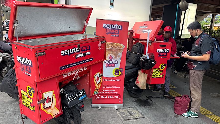 Fenomena tersebut muncul sebagai respons atas tantangan berat yang dihadapi pemilik gerai kopi, baik franchise maupun independen.