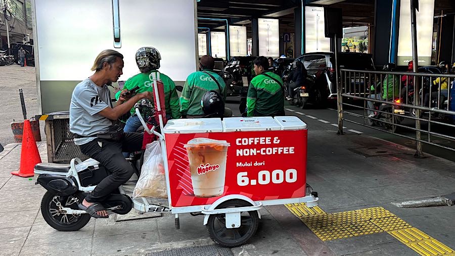 Tak heran, jika banyak masyarakat yang memburu kopi gerobak keliling. (Bloomberg Technoz/Andrean Kristianto)