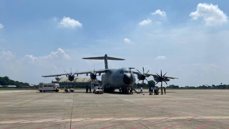 Pesawat angkut Airbus A400M yang dibeli Indonesia tiba di Pangkalan Angkatan Udara (Lanud) Halim, Senin (3/11/2025). (Dova/Bloomberg Technoz)