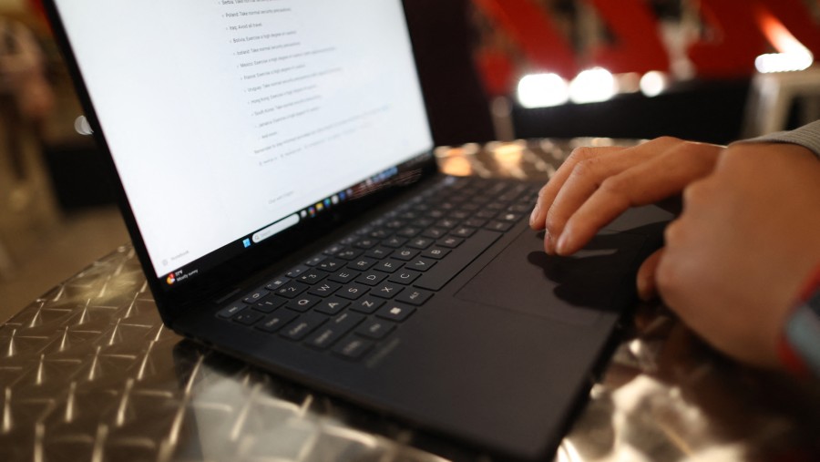 Risiko dan peluang hadir bersamaan di dunia internet, termasuk bahaya pada anak. (Bloomberg)