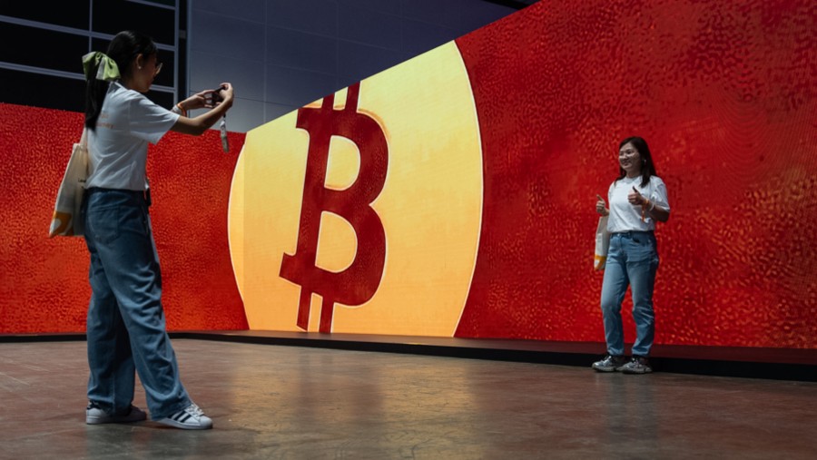Papan iklan Bitcoin di Bitcoin Asia conference, Hong Kong. (Chan Long Hei/Bloomberg)