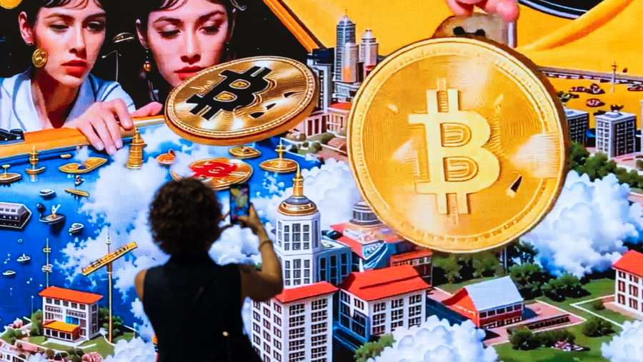 Papan iklan Bitcoin di Bitcoin Asia conference, Hong Kong. (Chan Long Hei/Bloomberg)