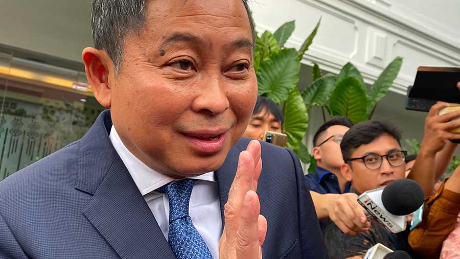 Ignasius Jonan di Istana (3/11/2025). (Bloomberg Technoz/Dovana Hasiana)