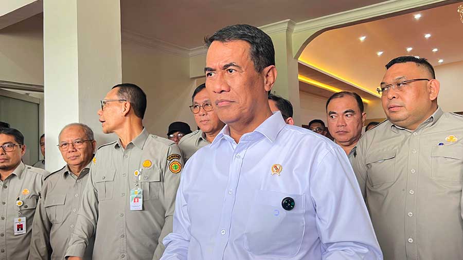 Menteri Pertanian, Amran Sulaiman Usai Konferensi Pers di BRMP Mektan, Tangerang, Senin (3/11/2025). (Bloomberg Technoz/Mis Fransiska)