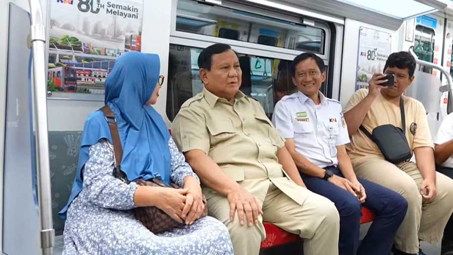Presiden Prabowo Subianto saat menaiki KRL Commuter Line menuju Stasiun Tanah Abang, Selasa (4/11/2025). (Dova/Bloomberg Technoz)
