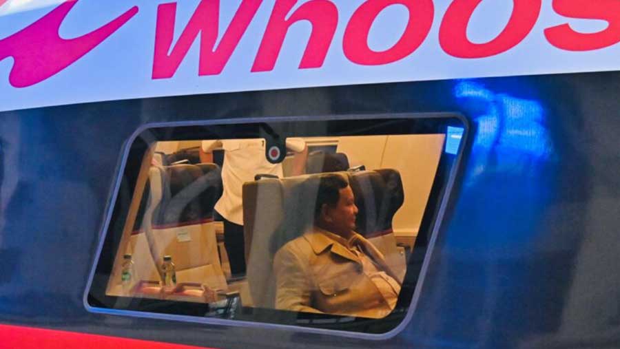 Presiden Prabowo Subianto menggunakan Whoosh dalam kunjungan kerja ke Jawa Barat (Dok. BPMI Setpres)