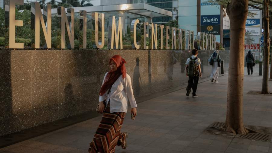 Kaum pekerja di jalan Jenderal Sudirman, pusat ekonomi terbesar di Jakarta. (Muhammad Fadli/Bloomberg)