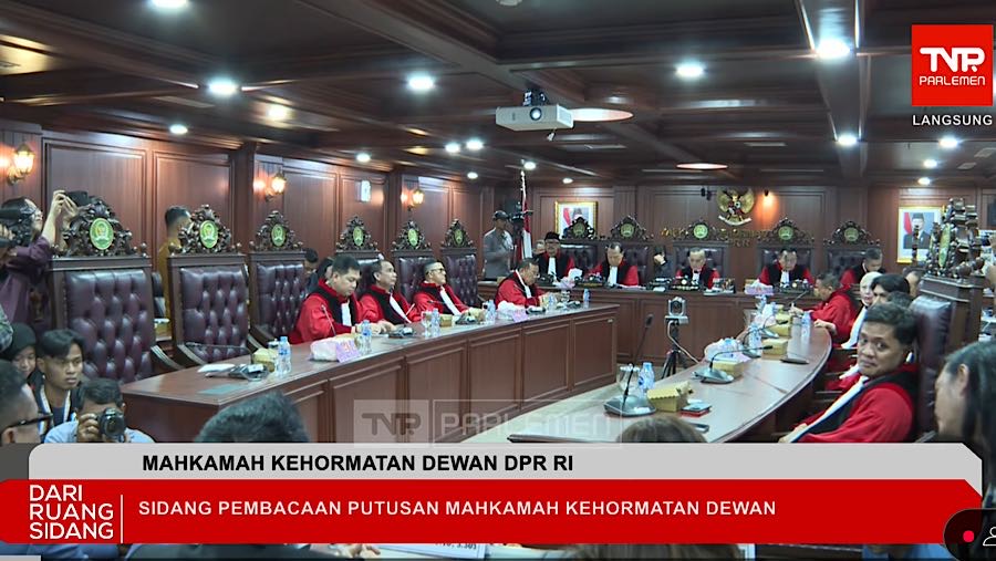 Sidang pembacaan putusan Mahkamah Kehormatan Dewan. (Tangkapan Layar Youtube TV Parlemen)
