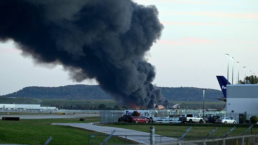 Asap dari pesawat kargo UPS yang jatuh di dekat Bandara Muhammad Ali, Louisville (4/11/2025). (Stephen Cohen/Getty Images via Bloomberg)