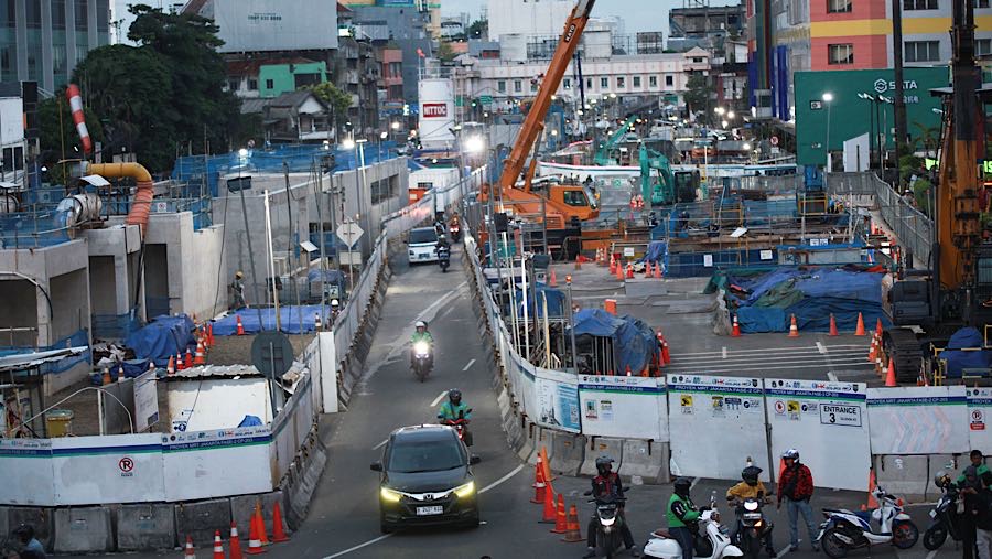 Suasana proyek MRT Jakarta Fase 2A di kawasan Glodok, Jakarta, Rabu (5/11/2025). (Bloomberg Technoz/Andrean Kristianto)