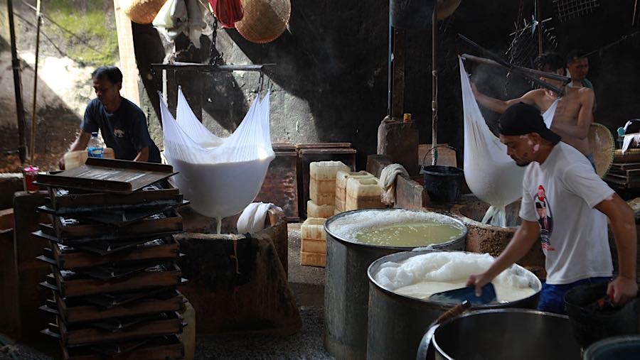Pekerja menyelesaikan pembuatan tahu di kawasan Duren Tiga, Jakarta, Rabu (5/11/2025). (Bloomberg Technoz/Andrean Kristianto)
