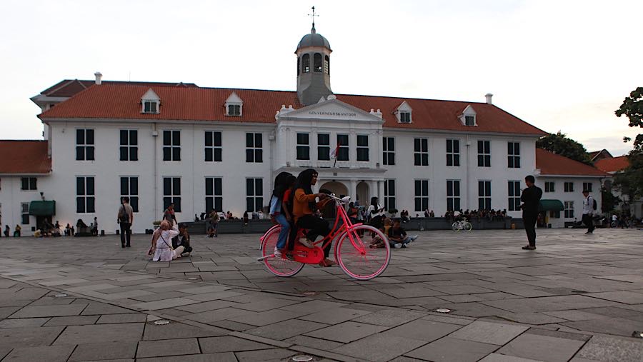 Wisatawan berwisata di Kota Tua, Jakarta, Rabu (5/11/2025). (Bloomberg Technoz/Andrean Kristianto)
