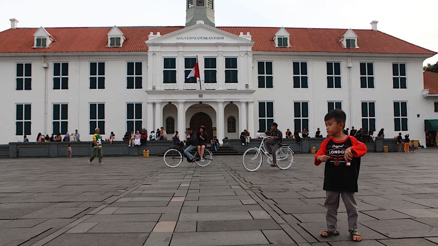 Wisatawan berwisata di Kota Tua, Jakarta, Rabu (5/11/2025). (Bloomberg Technoz/Andrean Kristianto)
