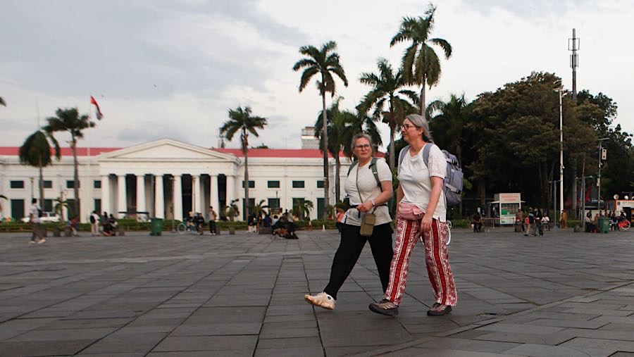 Wisatawan asing berwisata di Kota Tua, Jakarta, Rabu (5/11/2025). (Bloomberg Technoz/Andrean Kristianto)