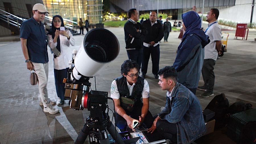 Petugas bersiap melakukan pengamatan Supermoon di Taman Ismail Marzuki. Jakarta, Rabu, (5/11/2025). (Bloomberg Technoz/Andrean Kristianto)