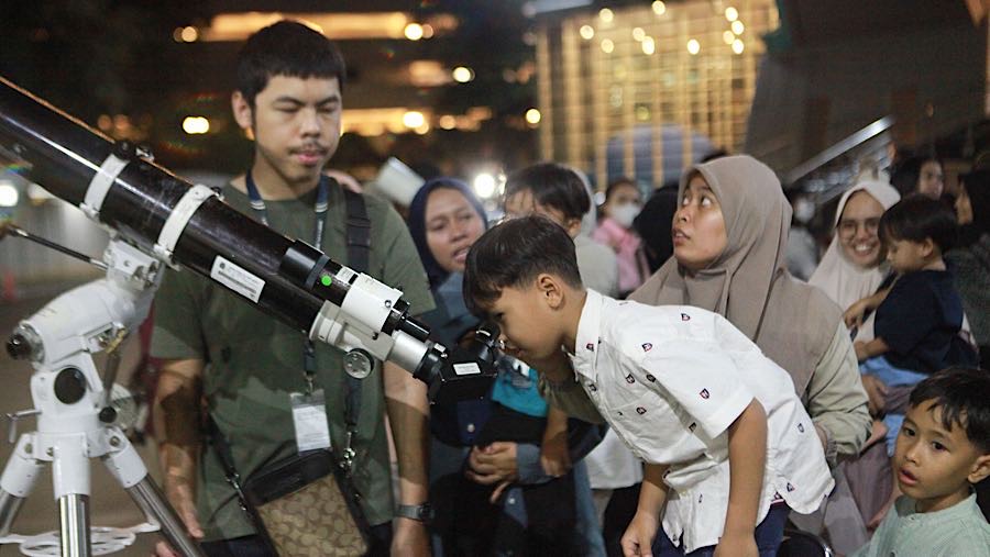 Sebelumnya pada Oktober terjadi fenomena yang disebut Harvest Supermoon pada awal Oktober, dan Supermoon berikutnya pada Desember.
