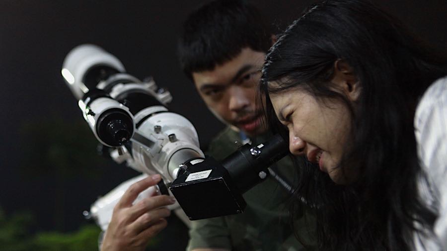 Pengunjung menyaksikan Supermoon di Taman Ismail Marzuki. Jakarta, Rabu, (5/11/2025). (Bloomberg Technoz/Andrean Kristianto)