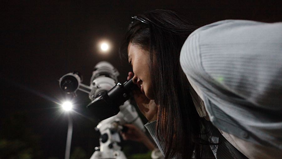 Pada saat Supermoon, Bulan berada di posisi terdekat dengan Bumi atau disebut posisi perige. (Bloomberg Technoz/Andrean Kristianto)