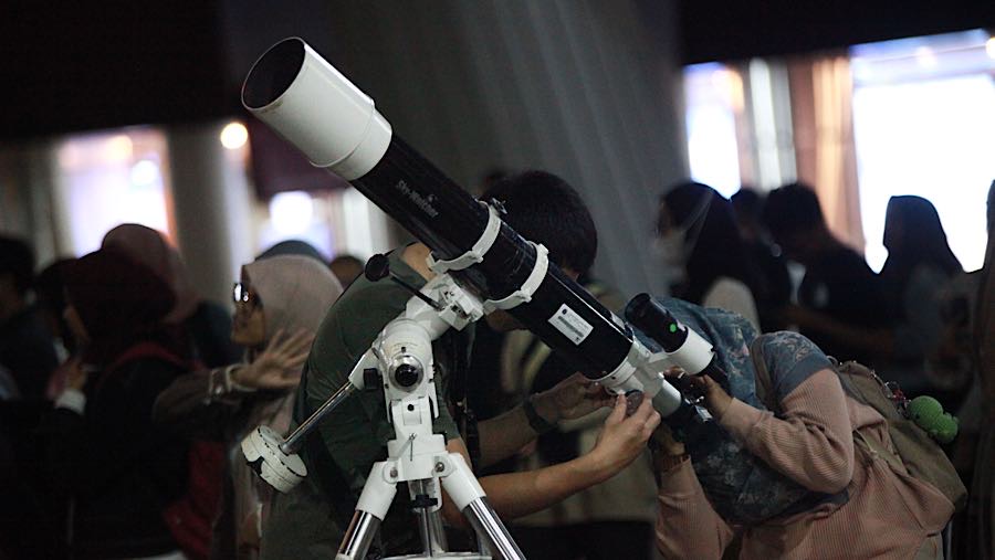 Fenomena Supermoon kali ini disebut Supermoon emas atau Golden Supermoon yang juga dikenal sebagai Beaver Moon (Bloomberg Technoz/Andrean Kristianto)