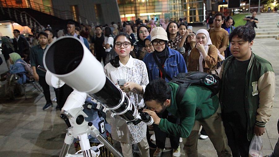 Beaver Moon merupakan Supermoon kedua dari tiga yang terjadi tahun ini. (Bloomberg Technoz/Andrean Kristianto)