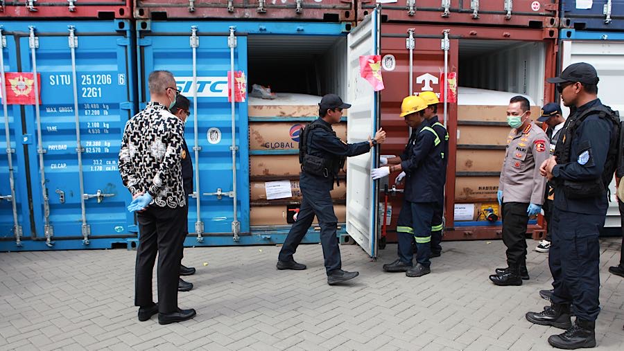 Kontainer berisi produk yang melanggar ekspor turunan minyak sawit mentah (CPO) di Terminal Kalibaru, Kamis (6/11/2025). (Bloomberg Technoz/Andrean)