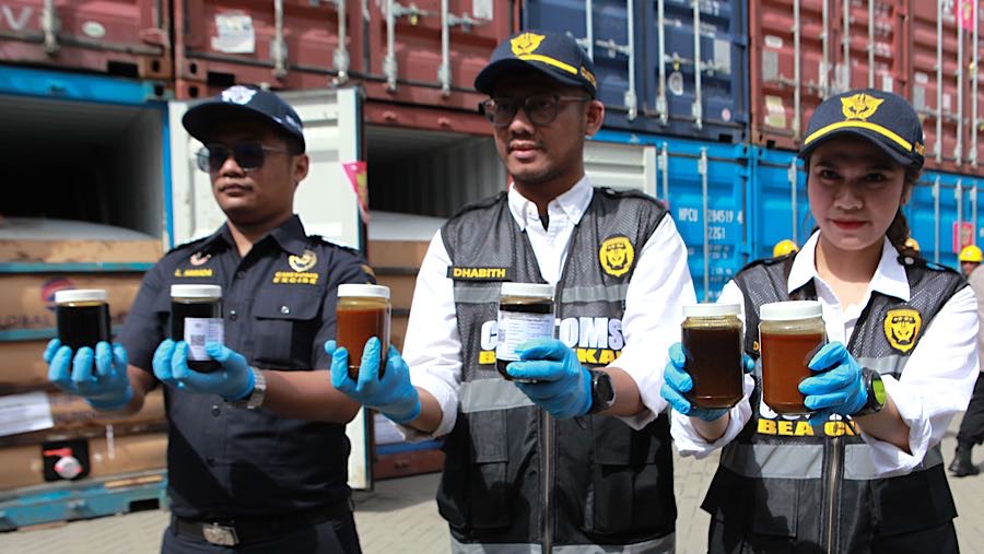 Barang bukti produk yang melanggar ekspor turunan minyak sawit mentah (CPO) di Terminal Kalibaru, Kamis (6/11/2025) (Bloomberg Technoz/Andrean)