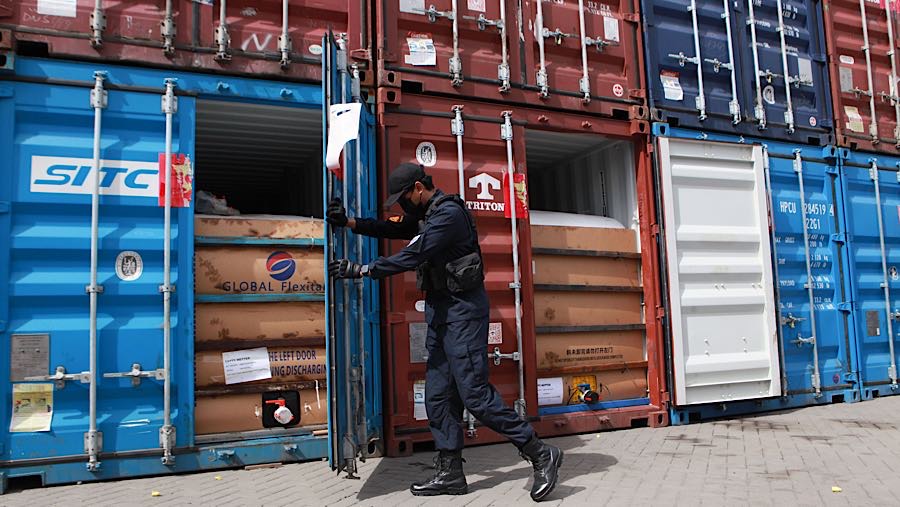 Tim operasi gabungan mengamankan sekitar 1.800 ton dari total 87 kontainer berisi produk turunan minyak kelapa sawit (CPO) bernama fatty matter.