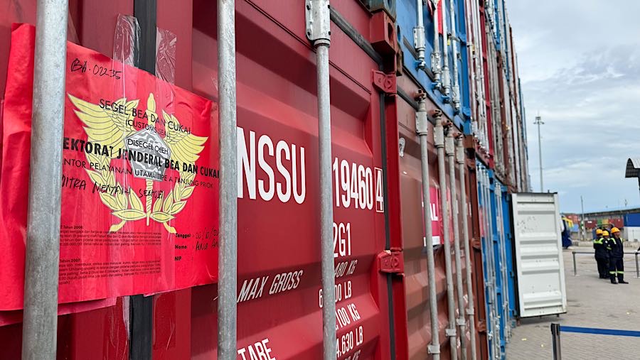 Produk yang diamankan berasal dari perusahaan bernama PT MMS dan tiga perusahaan afiliasi lainnya. (Bloomberg Technoz/Andrean Kristianto)