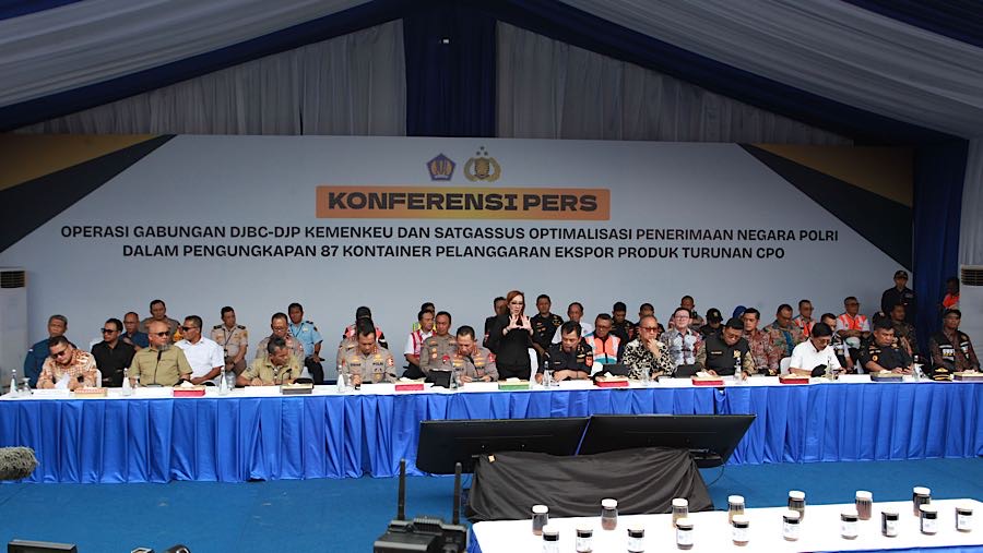 Konfrensi pers penindakan produk yang melanggar aturan ekspor di Buffer Area MTI NPCT 1, Jakarta Utara, Kamis (6/11/2025). (Bloomberg Technoz/Andrean)