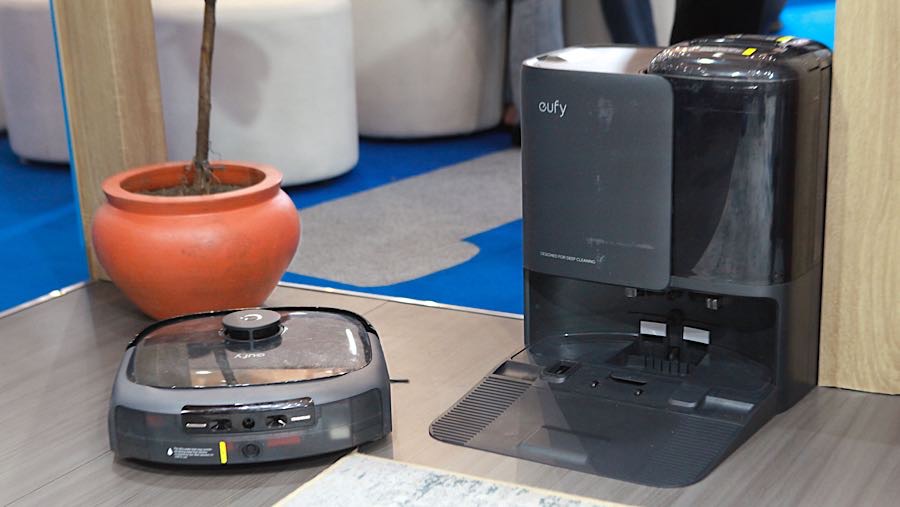 Di kategori smart home, eufy Robot Vacuum Omni E25 menjadi bintang utama dengan daya isap 20.000 Pa dan sistem HydroJet™ Mopping otomatis.