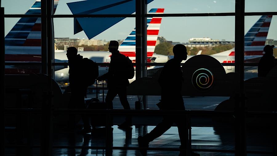 Penumpang berjalan di Bandara Nasional Ronald Reagan Washington (DCA) di Arlington, Virginia, AS, Kamis (6/11/2025). (Graeme Sloan/Bloomberg)