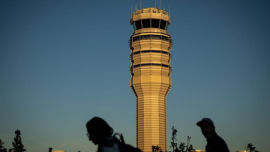 FAA terpaksa memperlambat lalu lintas udara di banyak bandara karena kekurangan staf pengatur lalu lintas udara. (Graeme Sloan/Bloomberg)