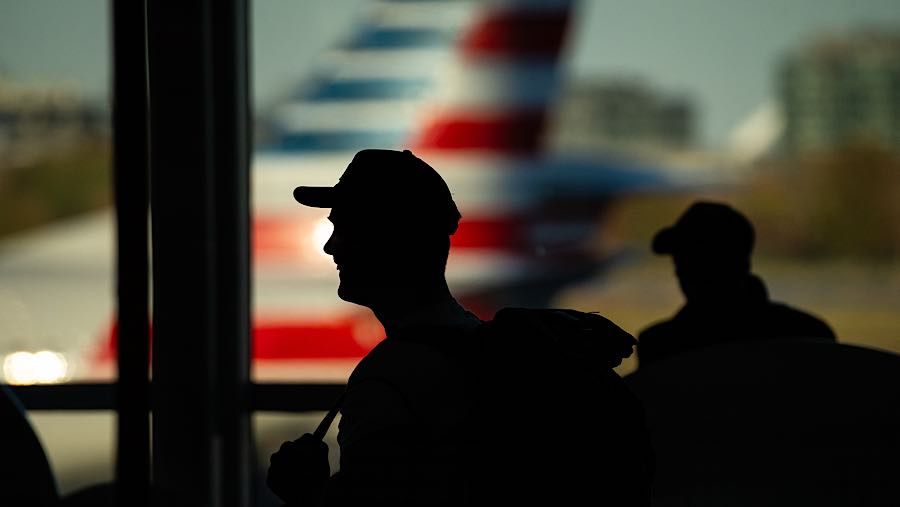 Penumpang berjalan di Bandara Nasional Ronald Reagan Washington (DCA) di Arlington, Virginia, AS, Kamis (6/11/2025). (Graeme Sloan/Bloomberg)
