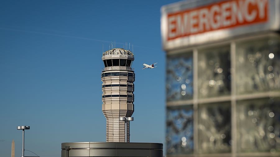 Para petugas tetap bekerja tanpa menerima gaji, yang memperparah tekanan dalam pekerjaan yang sudah penuh stres itu. (Graeme Sloan/Bloomberg)