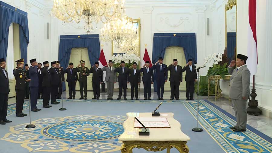 Presiden Prabowo lantik keanggotaan komisi percepatan reformasi Polri (7/11/2025). (Tangkapan layar YouTube Sekretariat Presiden)