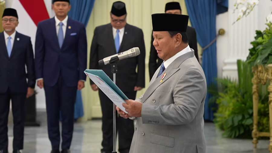 Presiden Prabowo lantik keanggotaan komisi percepatan reformasi Polri (7/11/2025). (Tangkapan layar YouTube Sekretariat Presiden)
